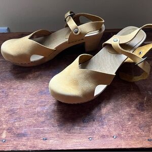 NWOT! Sanita Matrix Flex Clog Sandal, Yellow Suede, size 39